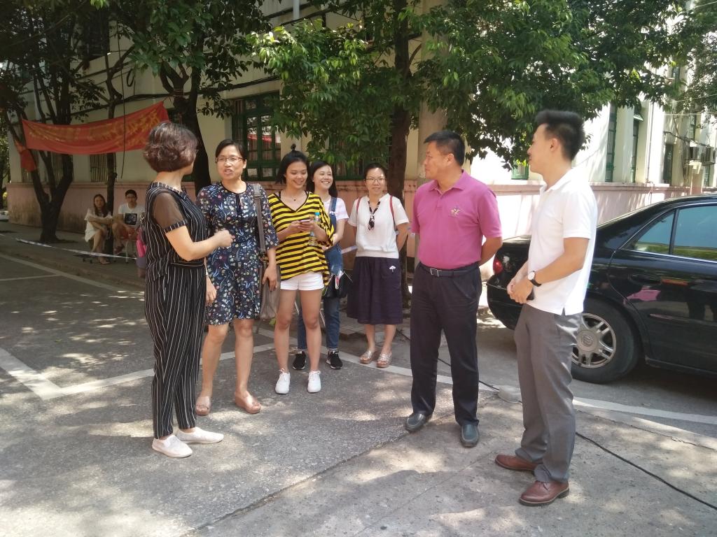 王书记到迎新现场指导工作