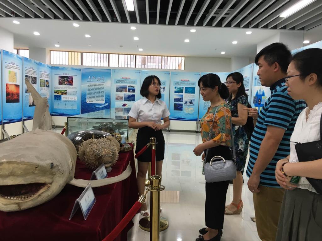 海南热带海洋学院博物馆讲解员给我系老师讲解
